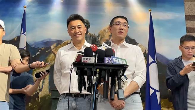 基隆市长谢国梁（图右）表示，希望国民党能寻求非绿阵营的整合，以提升2024年大选的胜选机率。（谢国梁办公室提供／张志康基隆传真）