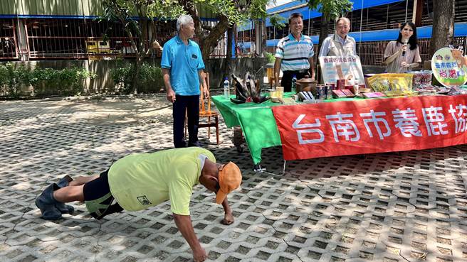 林崑龙在现场还逗趣地表演伏地挺身，展现仍老当益壮的体力。（张毓翎摄）