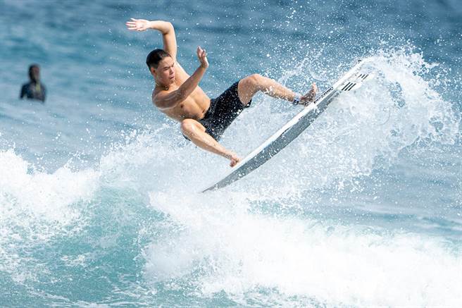 从小在恒春长大的台法混血儿尤佳琦，将于下周代表台湾出征被视为奥运前哨战的ISA世界衝浪大赛。（林奕辰提供／谢佳潾屏东传真）