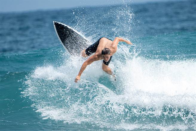 从小在恒春长大的台法混血儿尤佳琦，将于下周代表台湾出征被视为奥运前哨战的ISA世界衝浪大赛。（林奕辰提供／谢佳潾屏东传真）