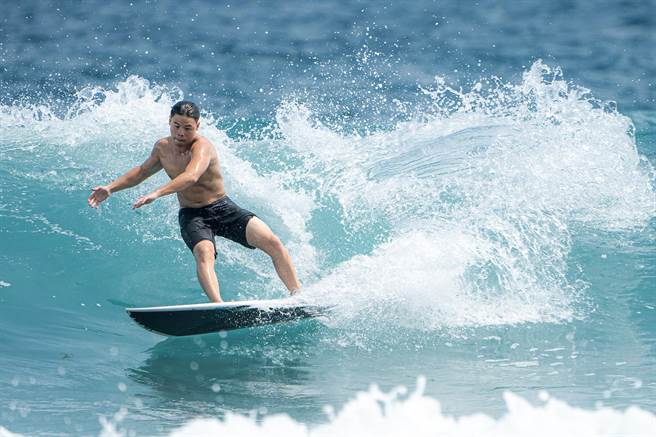 从小在恒春长大的台法混血儿尤佳琦，将于下周代表台湾出征被视为奥运前哨战的ISA世界衝浪大赛。（林奕辰提供／谢佳潾屏东传真）