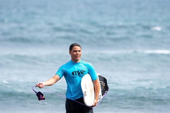 从小在恒春长大的台法混血儿尤佳琦，将于下周代表台湾出征被视为奥运前哨战的ISA世界衝浪大赛。（林奕辰提供／谢佳潾屏东传真）