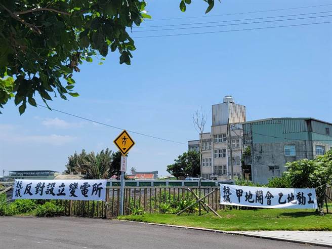 太阳能变电所临近水厂恐形成辐射水，云林县口湖乡谢厝村民要求变电所停工迁离。（张朝欣摄）