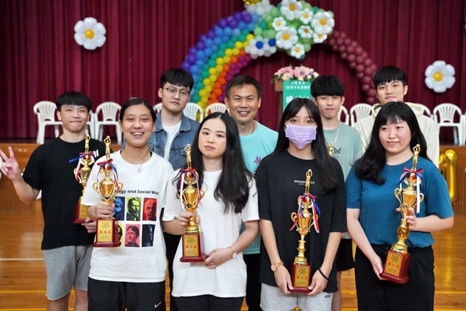 佛光大学体育中心主任周俊三(后排中)带领学生参加今年校庆运动会。(佛光大学提供)