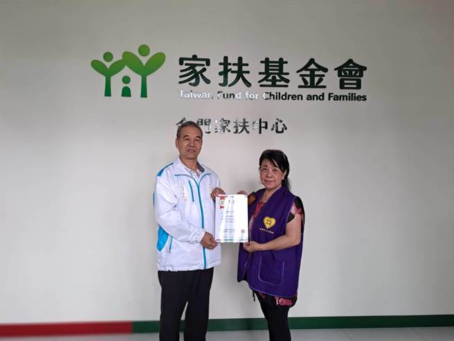 金门家扶中心扶幼委员会主委杨肃谦(左)颁发感谢状给快乐志工行善队创办人李淑睿(右)。(图／金门家扶中心提供)
