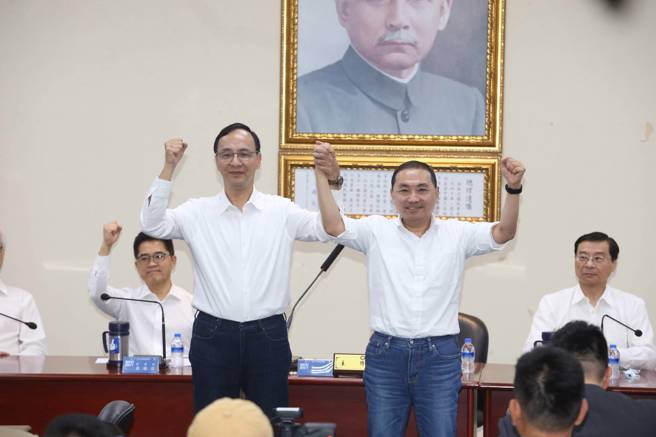 国民党主席朱立伦17日在中常会上宣布徵召新北市长侯友宜参选2024总统大选。（ 王英豪摄）