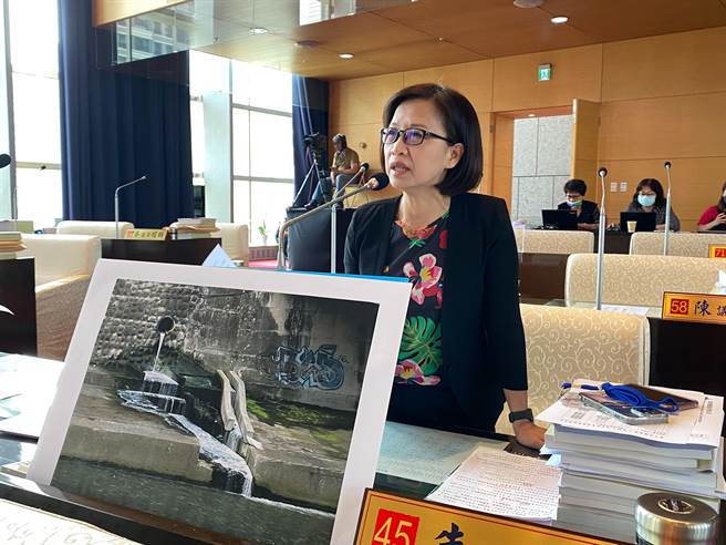 台中市议员朱暖英说，近3年台中市每日废水排放量虽有减少，但仍是六都之冠，要求环保局加快减排措施。（张亦惠摄）