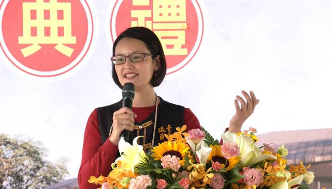 台东县议员张全馨岚今天表示，纵谷某国小家长陈情，校内某英文教师有诸多不适任情形，连署要求更换老师。图为张全馨岚日前活动照。（蔡旻妤摄）