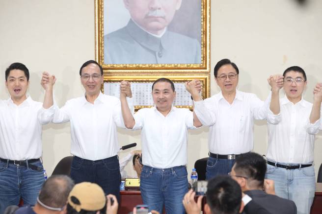 国民党主席朱立伦17日在中常会上宣布徵召新北市长侯友宜为国民党总统参选人，北北基桃县市首长齐聚一堂，展现大团结气势。（ 王英豪摄）