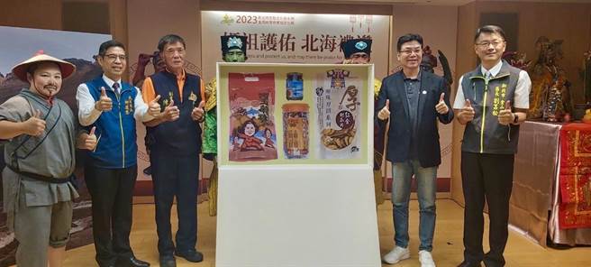 副市长刘和然、民政局长柯庆忠、金山区长刘昌松及慈护宫副董事长陈寿春一同展示平安福箱。（金山区公所提供）