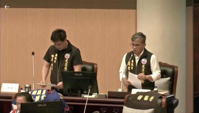 县议员简智隆、哈尼．噶照对国土规划内容表示质疑，恐衝击族人权益。（翻摄照片）