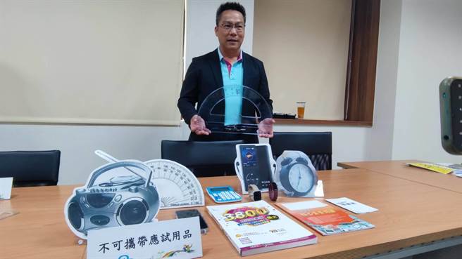 国中会考将登场，桃园考区试务会呼吁，三角版、直尺、圆规可携入考场，应试数学科则不可携带量角器。（赖佑维摄）