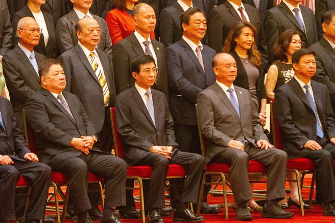 大陆全国台企联17日召开会员大会暨换届典礼，由现任会长李政宏连任，大陆全国政协主席王沪寧现身并与台商合影。（吴泓勋摄）