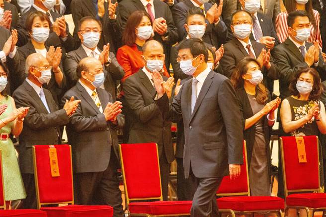 大陆全国政协主席王沪寧与全国台企联台商进行合影与致意。（吴泓勋摄）