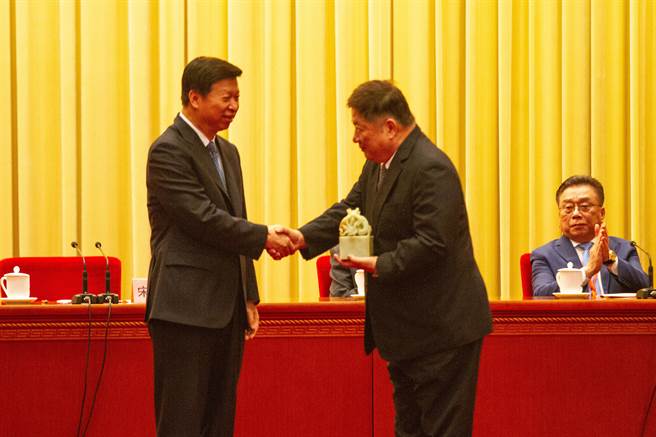 由台企联荣誉会长王屏生代为接受大陆国台办主任宋涛授印。