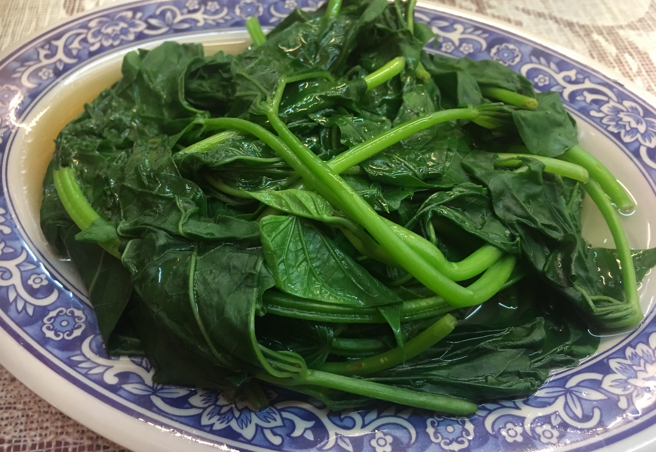 许多民眾到小吃店常会点一份「烫地瓜叶」，补充一日所需的蔬菜量。（示意图／shutterstock）