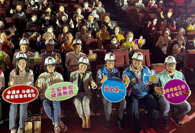 南投县府协助电影《做工的人》在日月潭拍摄，县长许淑华还包场请县内模范劳工免费看电影，获剧组肯定。（杨静茹摄）