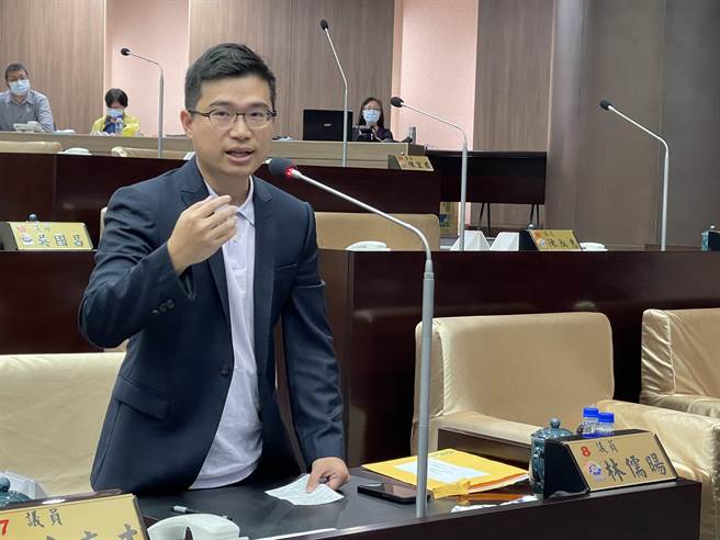 南投县议员林儒旸在南投县议会定期会，建请县府成立协拍中心行销南投。（杨静茹摄）