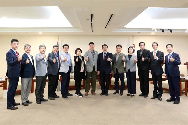韩国庆州市议员台湾亲善协会访问团拜会台南市政府。（市府提供／洪荣志台南传真）