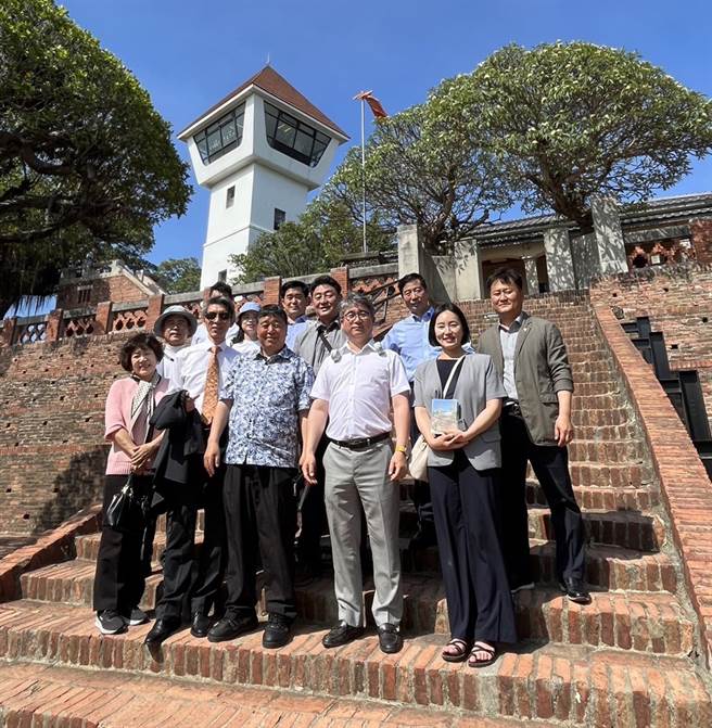 韩国庆州市议员台湾亲善协会访问团参访安平古堡。（市府提供／洪荣志台南传真）