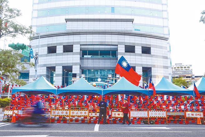 16日傍晚蓝营支持者已在国民党中央党部外搭棚集结，迎接徵召结果出炉，并喊出团结。（中时资料照／邓博仁摄）