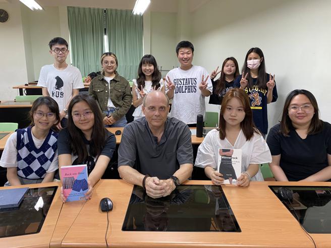 文藻外语大学德文系何浩哲老师(前排中)出书分享男性穿着裙装的看法及趋势。 (文藻外语大学提供)