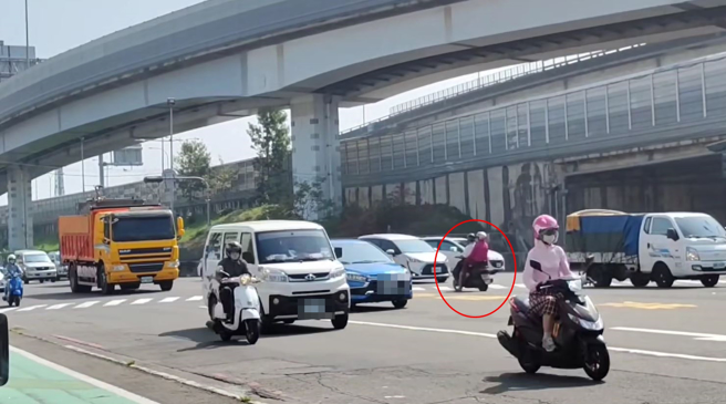 有男子拍下1对老夫妻不仅逆向停在路中央，甚至来逆向骑走，让旁人看了不禁捏了一把冷汗。（翻摄自脸书爆料公社）