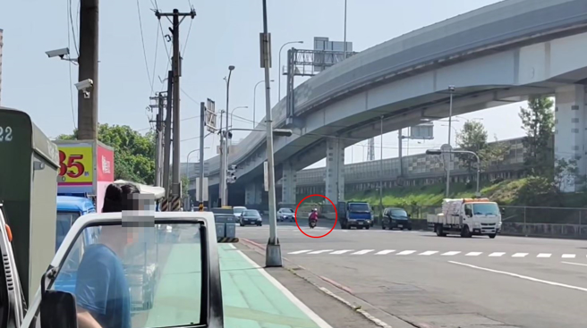 有男子拍下1对老夫妻不仅逆向停在路中央，甚至来逆向骑走，让旁人看了不禁捏了一把冷汗。（翻摄自脸书爆料公社）