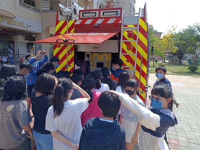 台南市政府消防局下营消防分队17日在辖内东兴国小办理防火防灾宣导。（下营消防分队提供／张毓翎台南传真）