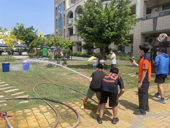 消防员透过班与班之间的趣味竞赛，提升娱乐性。（下营消防分队提供／张毓翎台南传真）