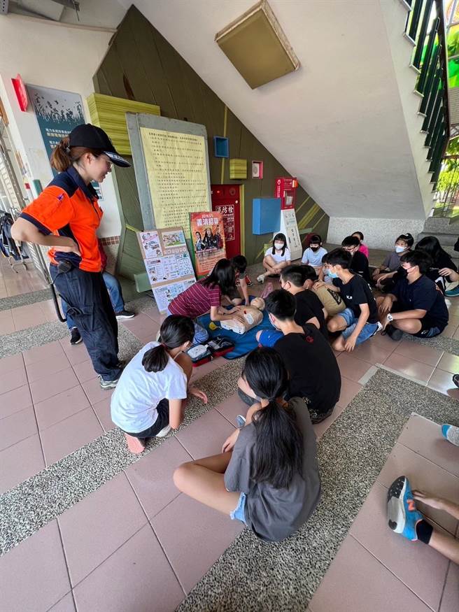 分队以安妮假人让小六学童亲自操作CPR。（下营消防分队提供／张毓翎台南传真）