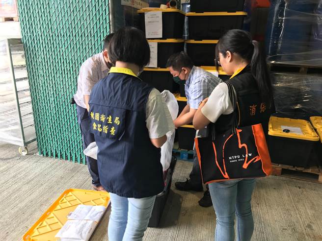 桃园市卫生局今天到好市多查核冷冻莓果封存状况。（桃园市卫生局提供）
