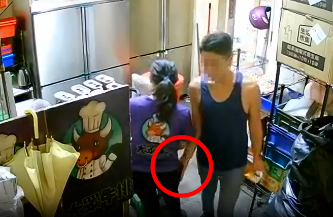 男方从厕所出来时开始搭讪店内女员工，要电话不成后，离开时竟用手偷摸对方大腿，监视器拍下离谱一幕。（翻摄自脸书「爆料公社」）