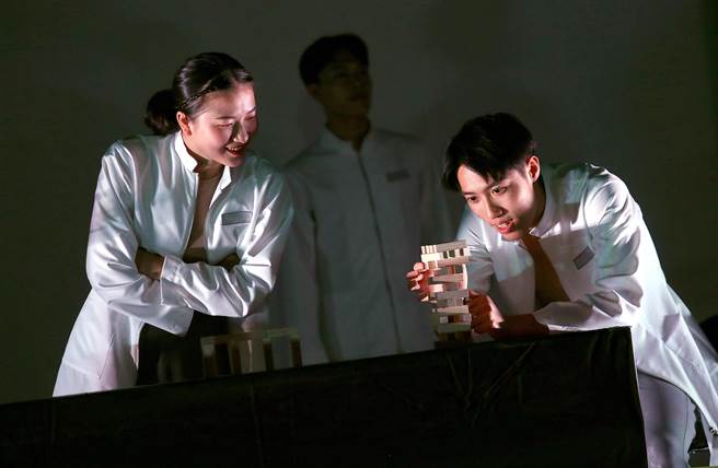 身穿白袍的舞者扮演实验者的角色。（范扬光摄）