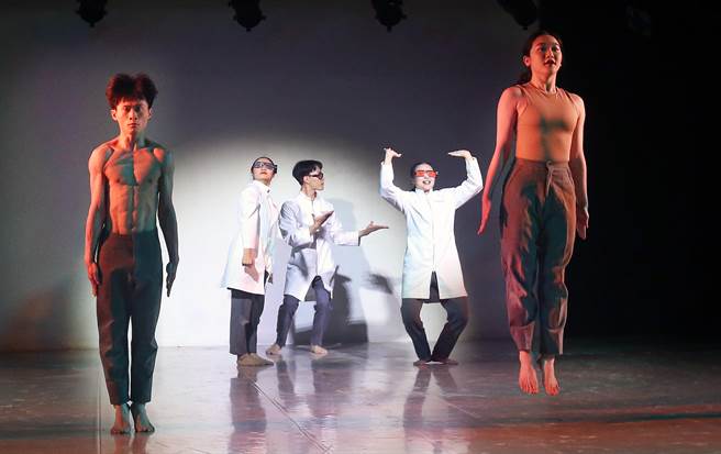 穿上白袍的舞者与其他舞者分饰实验者及被实验者的角色。（范扬光摄）