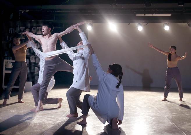 穿上白袍的舞者与其他舞者分饰实验者及被实验者的角色。（范扬光摄）