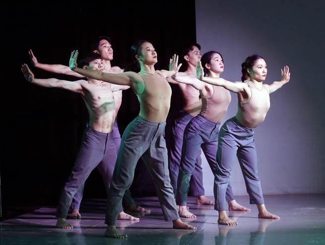 舞者展示人体松动弯曲的能力。（范扬光摄）