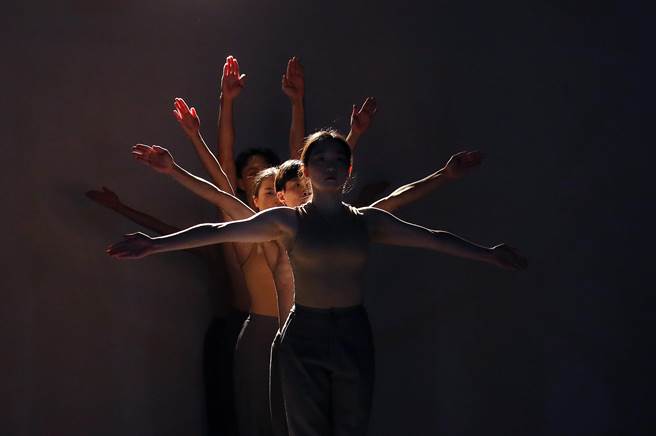舞者展示人体松动弯曲的能力。（范扬光摄）