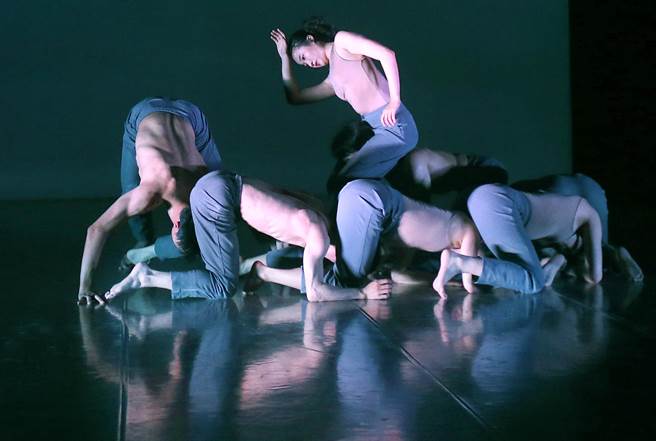 舞者带领观眾探索骨骼、肌肉及体液在人体内的运作。（范扬光摄）