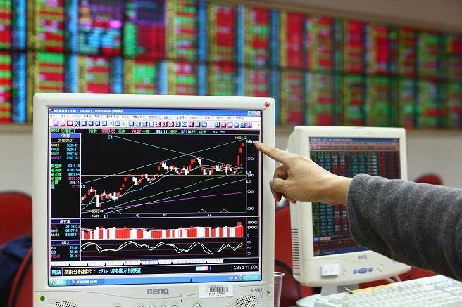 台积电多头再起、指数逼近万六，新光投信董事长刘坤锡认为，景气不明、指数攻上万六就会遇到压力。(资料库)