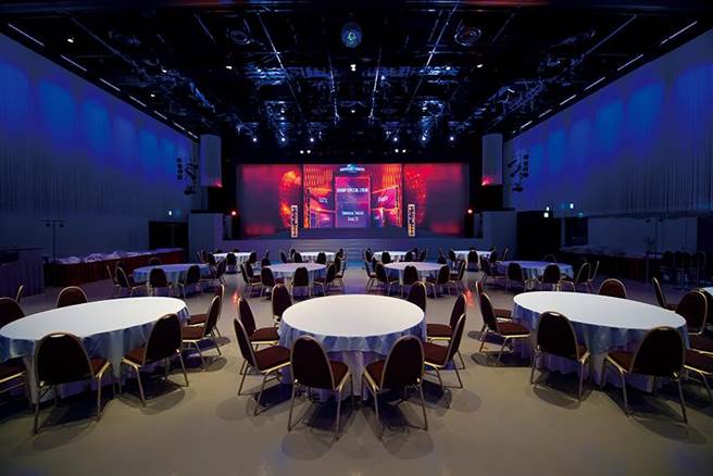 日本环球影城「Universal Party ~The Sound~包场派对」，旅客能一边用餐一边欣赏世界级表演。（日本环球影城提供）