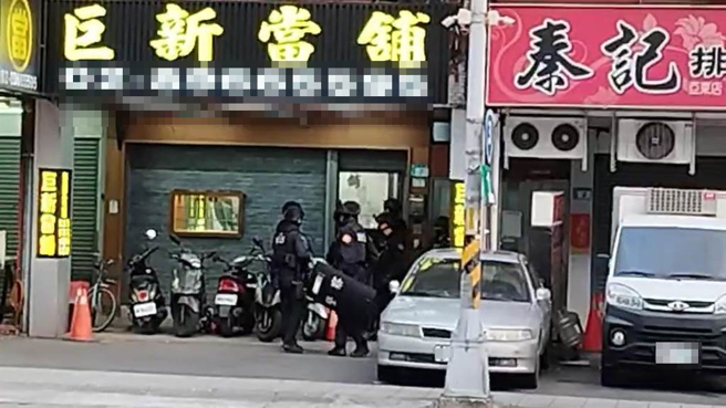 警方今前往土城巨新当铺攻坚。（民眾提供）