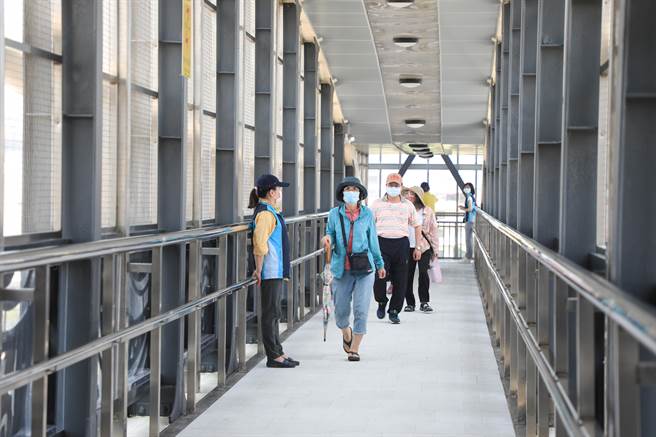 台中市府斥资8千多万打造清水车站人行跨站天桥，17日启用，未来民眾往来前后站只要3分钟。（林欣仪摄）