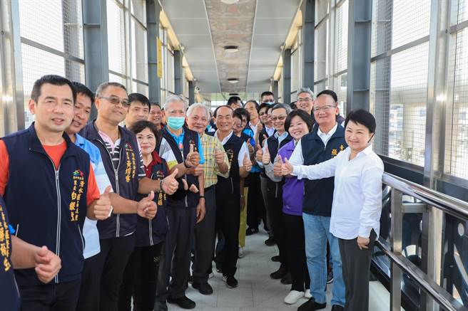 台中市府斥资8千多万打造清水车站人行跨站天桥，17日启用，未来民眾往来前后站只要3分钟。（林欣仪摄）