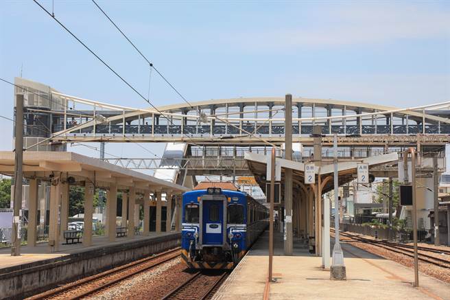 台中市府斥资8千多万元，打造清水车站跨站天桥，17日启用，民眾未来往来前后站不必再绕道。（林欣仪摄）