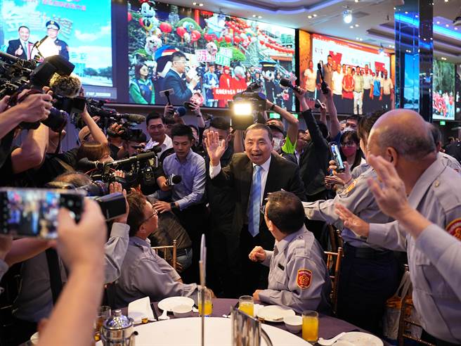 新北市長侯友宜今(17)日獲得國民黨徵召，隨後在當天晚間前往新北市新莊出席「112年度新北市民力任務隊聯合布達典禮活動」。(黃敬文攝)