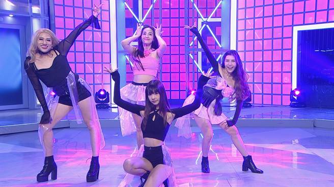 嘻小瓜（左起）、何妤文、夏菈、LALA组团挑战韩国女子天团BLACKPINK。（好看娱乐提供）