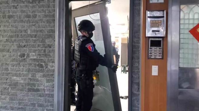 警方今前往土城巨新当铺攻坚。（民眾提供）
