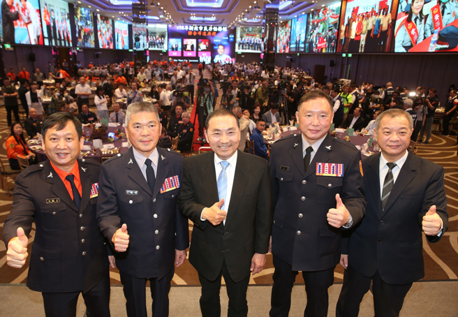 國民黨17日徵召新北市長侯友宜參選2024總統選舉，侯友宜（中）參加徵召後第一個行程「112年度新北市民力任務隊聯合布達典禮」活動，並與民力任務代表合影留念。（陳怡誠攝）