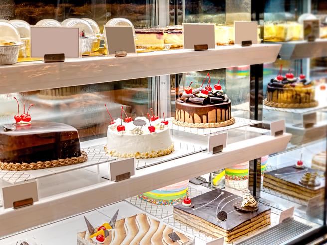 一对小姐弟想要买蛋糕帮爸爸庆生，但身上只有180元，就连一片蛋糕也买不起。（示意图，非当事店家／shutterstock）